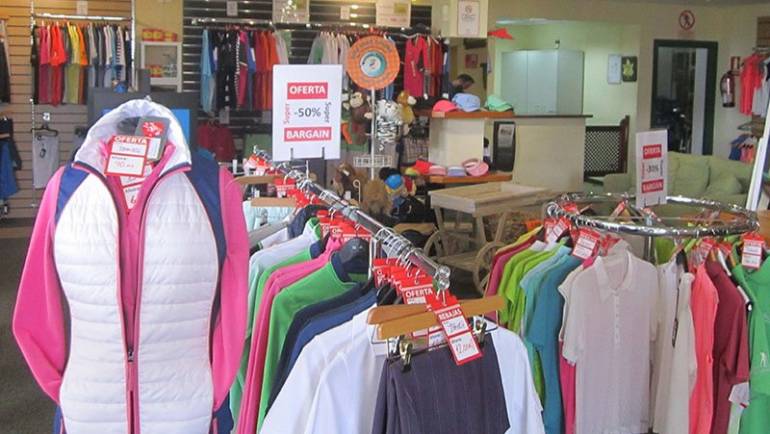 Las rebajas se adelantan en la tienda de Los Arqueros Golf