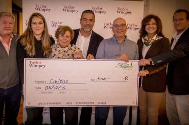 El torneo benéfico de Taylor Wimpey en Los Arqueros recauda 5.000 € para Cáritas