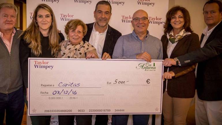 El torneo benéfico de Taylor Wimpey en Los Arqueros recauda 5.000 € para Cáritas