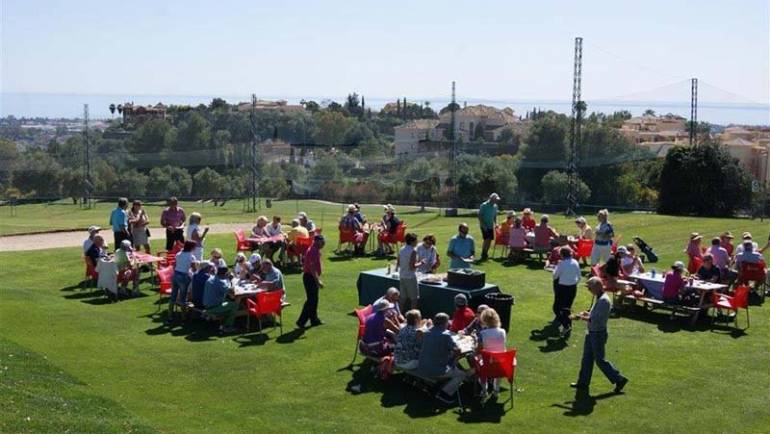 Diversión y sol en la última barbacoa de Los Arqueros Golf