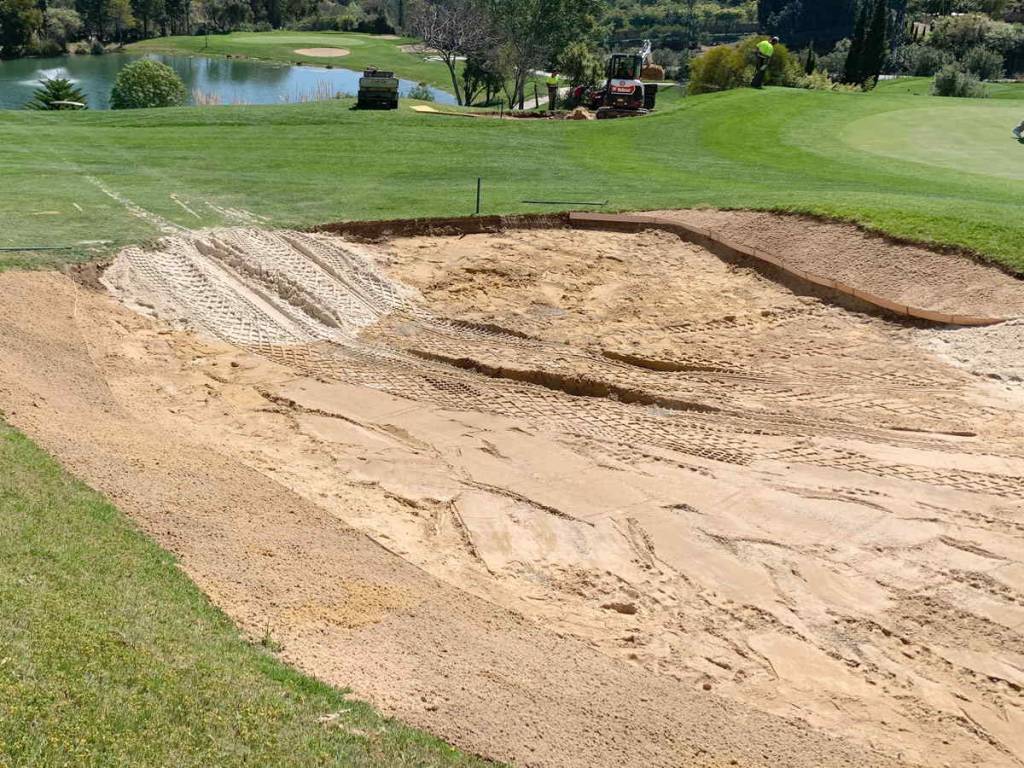 Bunkers renovation in Los Arqueros Golf